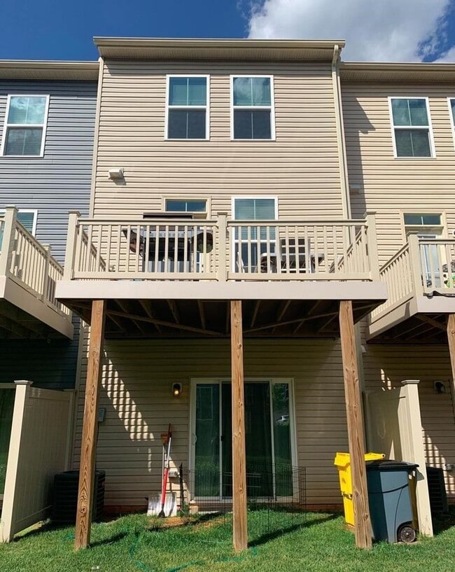 Building Photo - Captivating 3 BR/3 BA Townhome in Glen Bur...