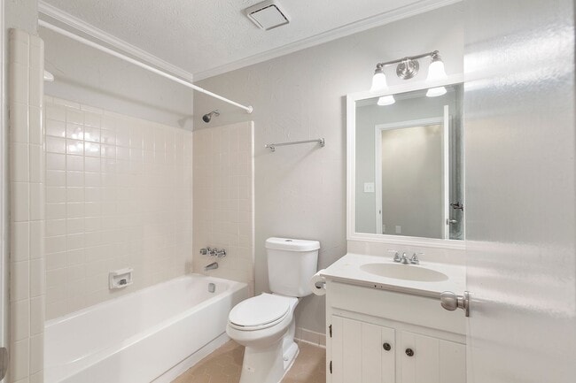 Building Photo - Spacious 3/2.5 Split Level w/ Large Bonus Room and Private Backyard!