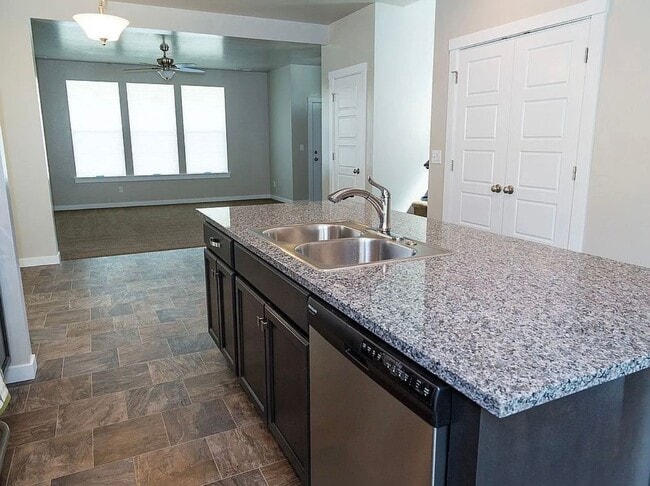 Building Photo - Cute 3 Bedroom 2.5 Home with a 2 Car Garage!