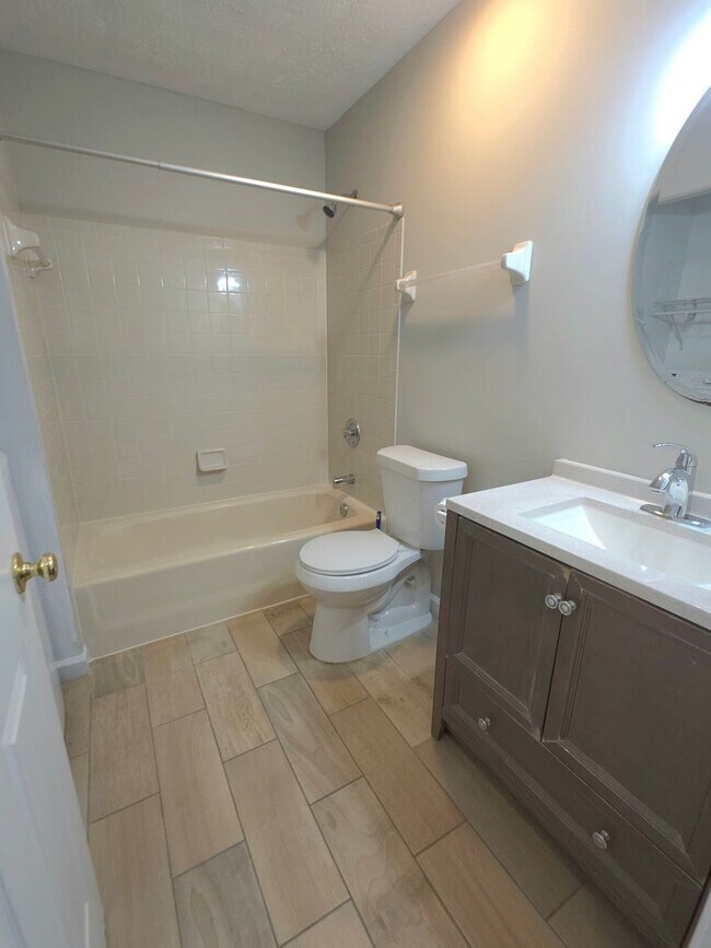 Building Photo - Move in Ready 3 Bedroom Townhouse in Yorktown!