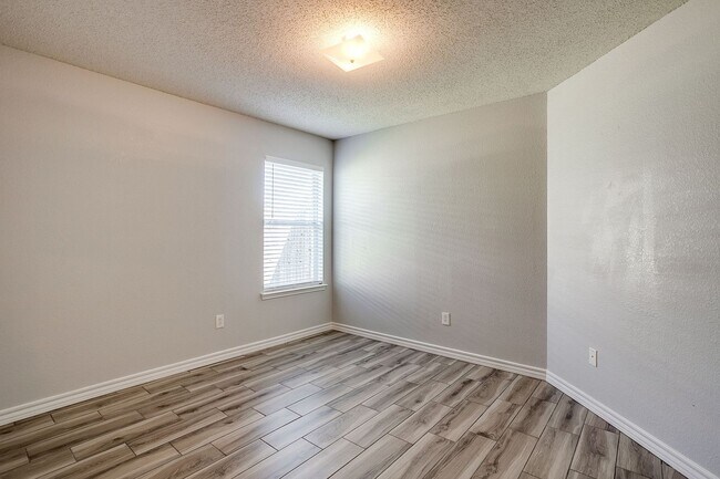 Building Photo - Welcome Home- Stylish 3 Bedroom, 2 Bath Ho...