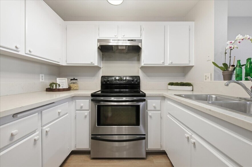 Building Photo - 3440 Lebon Dr