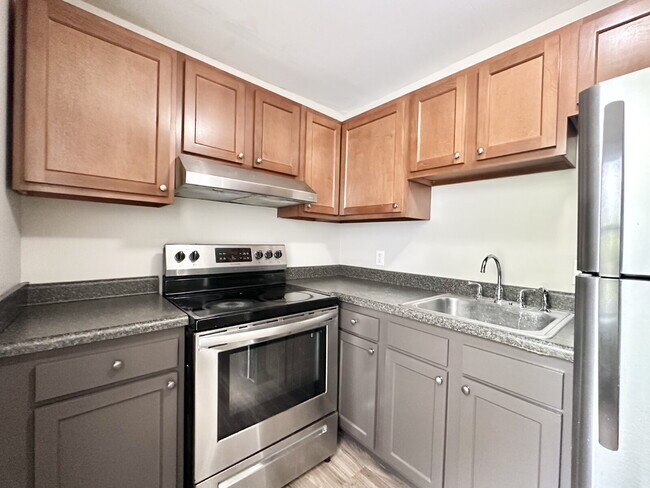 Building Photo - Updated 3 Bedroom with Heat and Hot Water ...