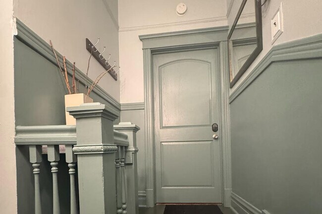 Building Photo - 1506 W Thome Ave