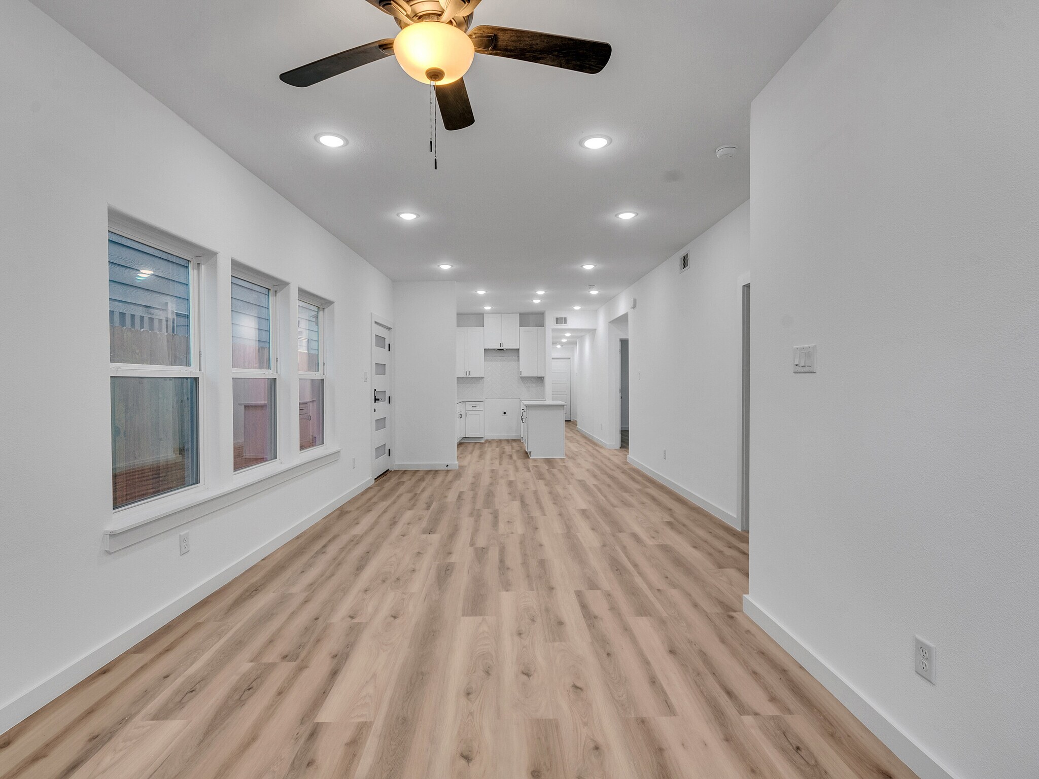 Building Photo - 9410 Firnat St