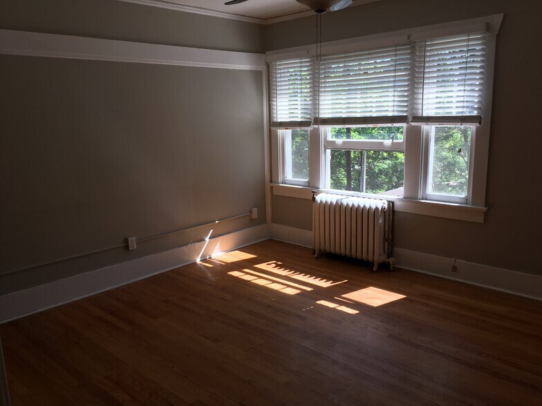 Living room looking into the street. - 945 Washington St