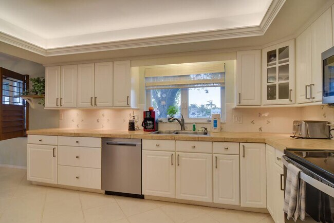 Building Photo - 301 N Tessier Dr