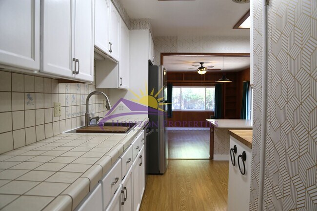 Building Photo - Unique 3 Bed 2 Bath + 2 bonus rooms 1,639 ...