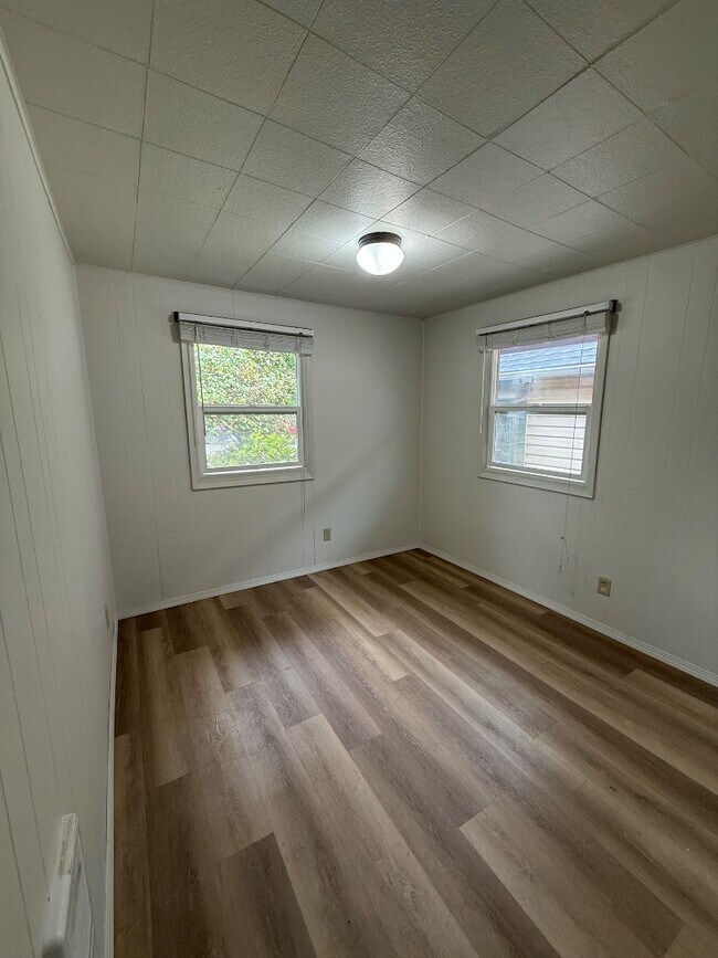 Building Photo - 31545 NW Hillcrest St