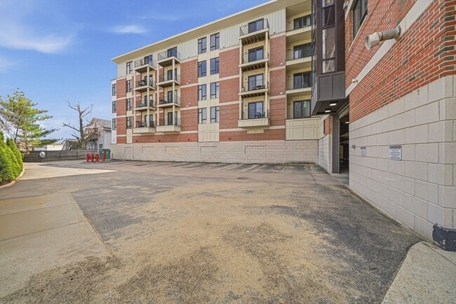 Building Photo - 533 Cambridge St