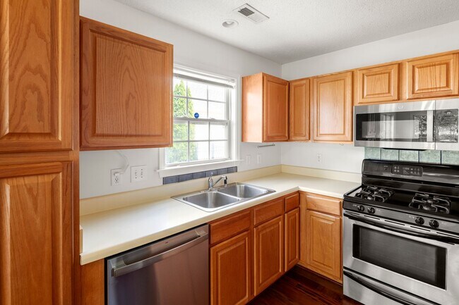 Building Photo - Home in Livingston Farms!