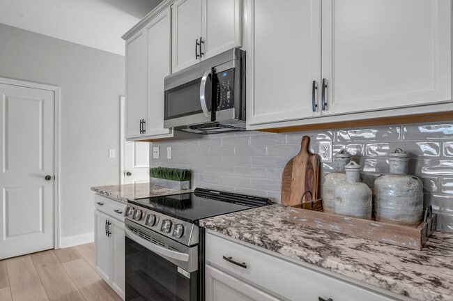 Building Photo - Bellingham Park Townhomes - IMMEDIATE MOVE IN