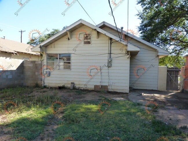 Building Photo - Spacious 2 bedroom 1 bath with large garage.