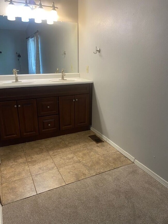 Building Photo - 3 Bedroom Tri-level in Woodland Hills