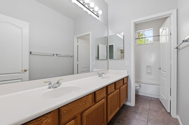 Building Photo - 3565 E Vaughn Ct