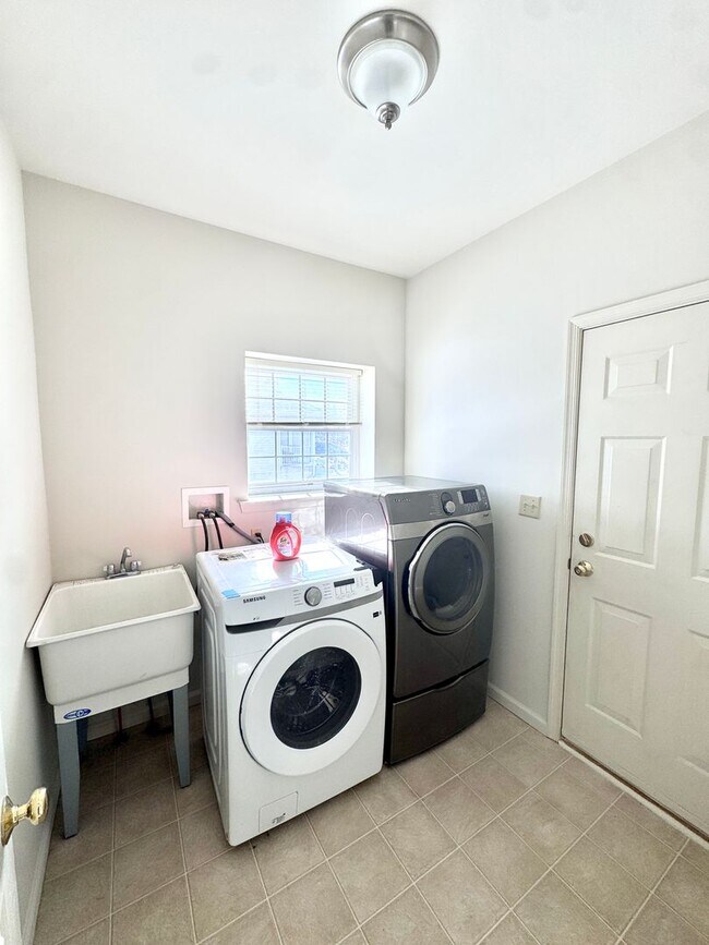 Building Photo - FIVE BEDROOMS in PARKLAND SCHOOLS!