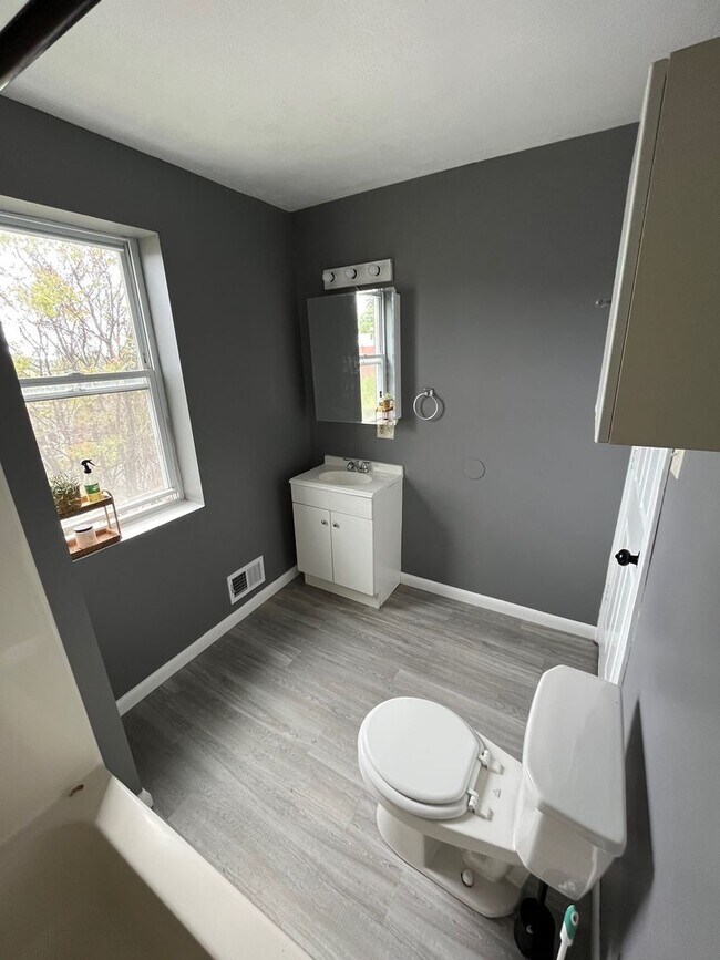 Building Photo - 208 McKinley St