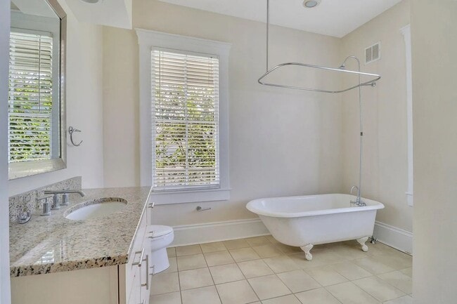 Building Photo - 2 BED | 2 BATH | PRIVATE FRONT AND BACK PORCH | MIDTOWN