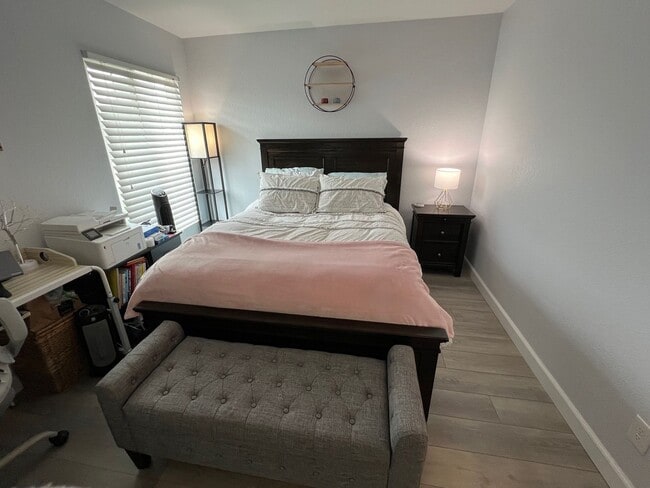 Building Photo - 2 Bedroom 2 Bath Updated Condo Marina - Av...