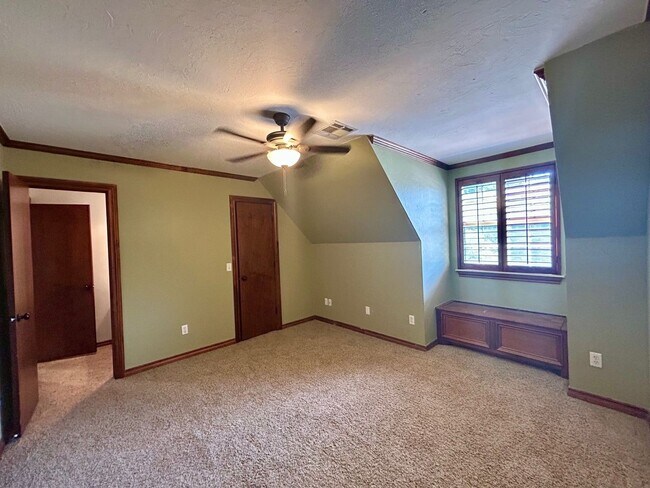 Building Photo - Oak Tree with a pool!!