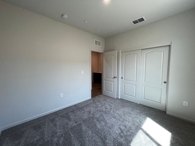 Building Photo - 2035 Greenbriar Dr