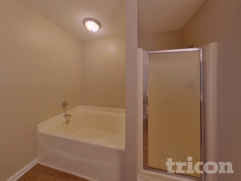 Building Photo - 500 Gingerbread Ct S