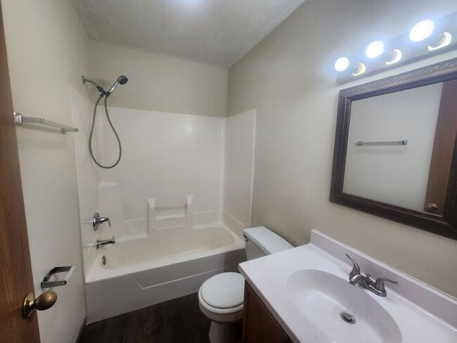 Building Photo - 2 Bedroom Lower Apartment