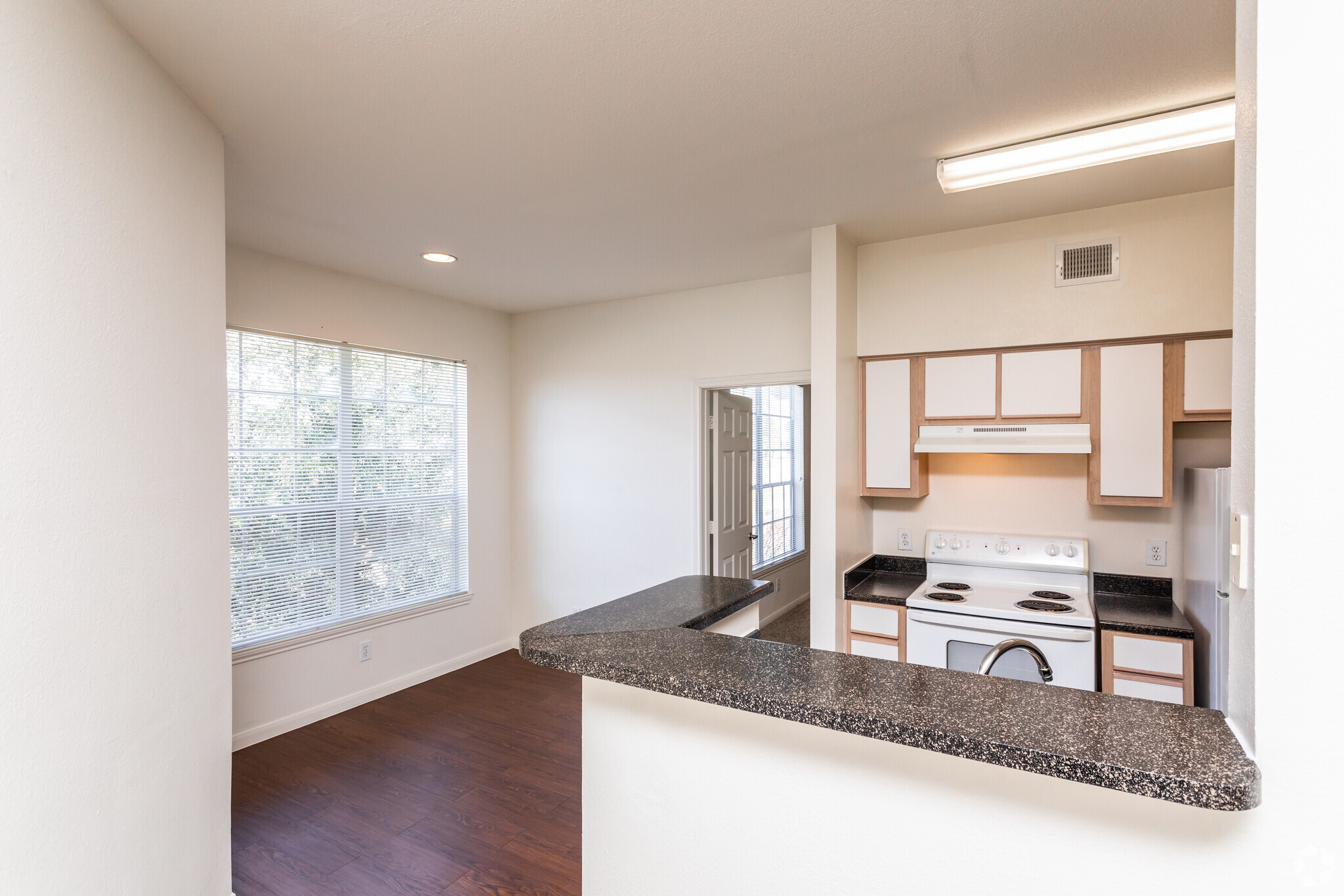 1BR, 1BA - 739SF Kitchen & Dining - Rincon Apartments