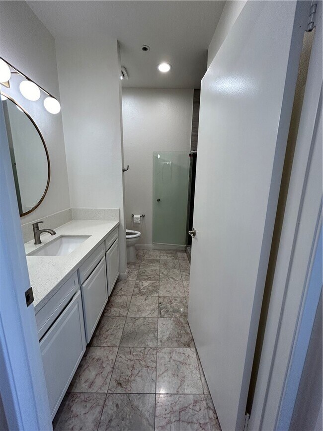 Building Photo - 533 S St Andrews Pl