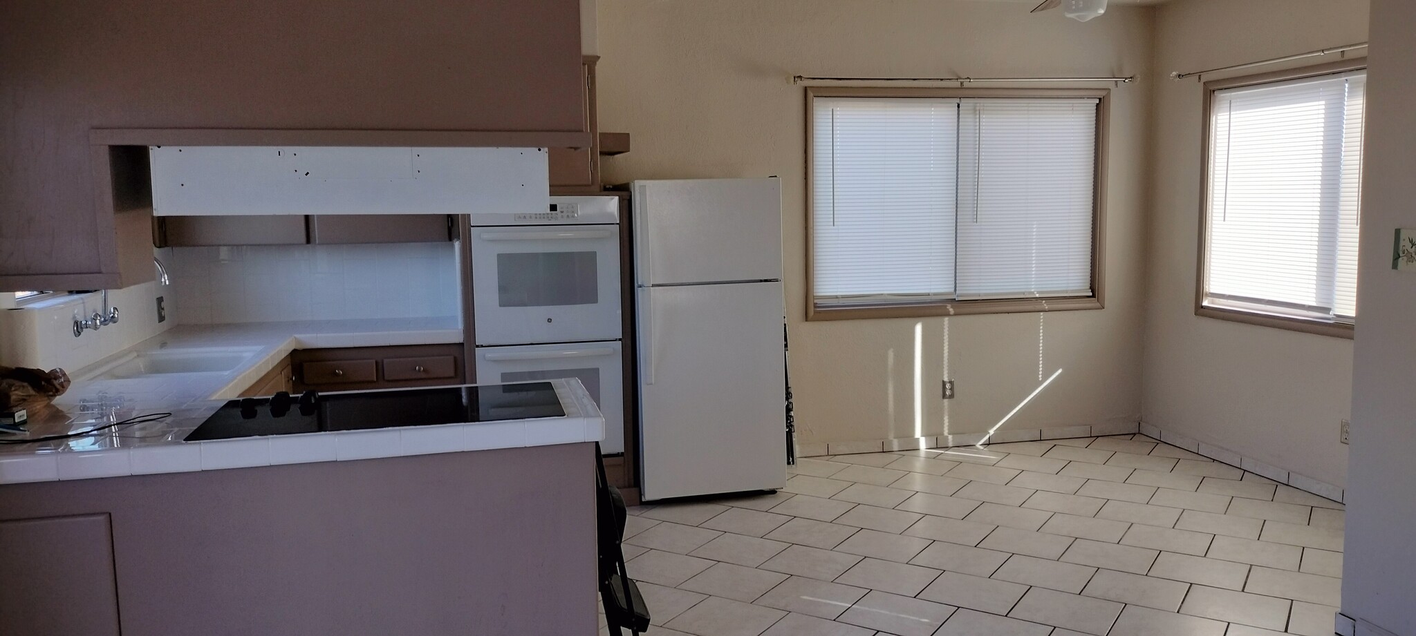 Dining area - 704 N Thompson Ave