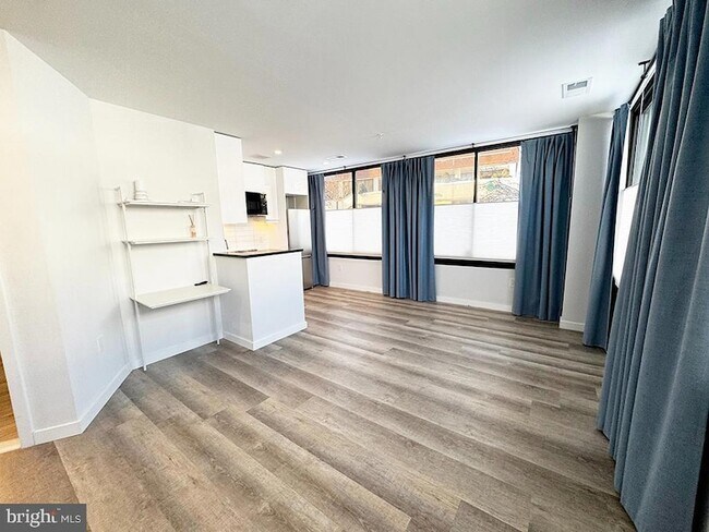 Building Photo - 700 Roeder Rd