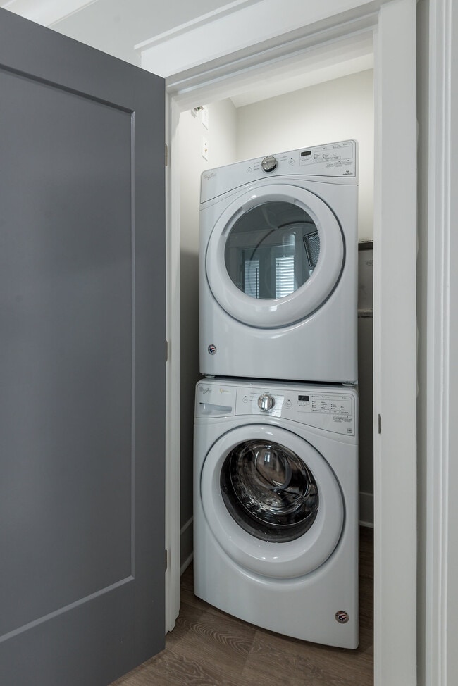 Building Photo - 6 Sanctuary Ct