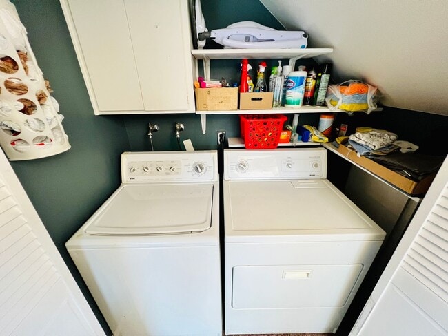 Building Photo - $0 DEPOSIT OPTION, TWO STORY TOWNHOME, CARPORT, NEW FLOORING, STORAGE, PRIMARY BED/BATH, A/C