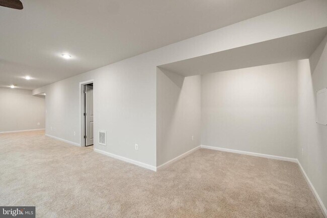 Building Photo - 148 Huntwell W Ave