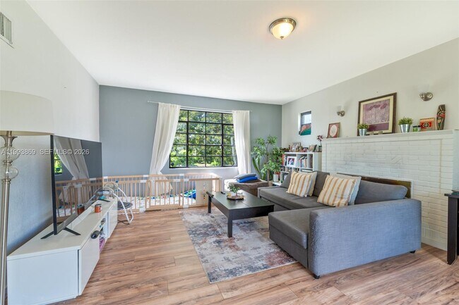 Building Photo - 1238 NE 112th St