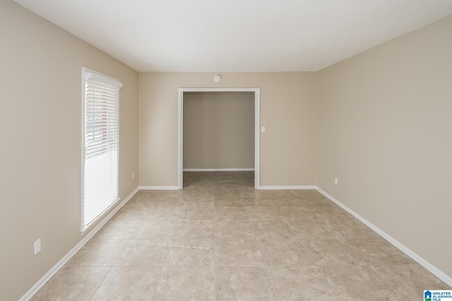 Building Photo - 720 Country View Terrace