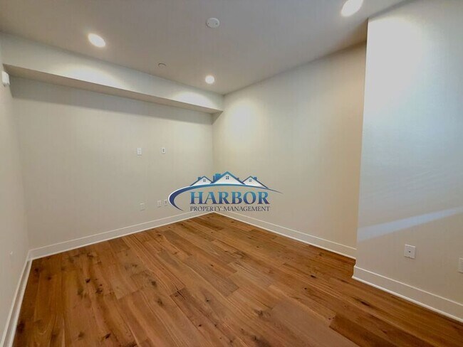 Building Photo - 927 Deep Valley Dr