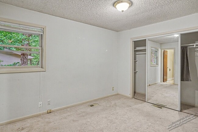 Building Photo - 2 Bedroom, 2 Bath Home Near the Glazypeau Gate