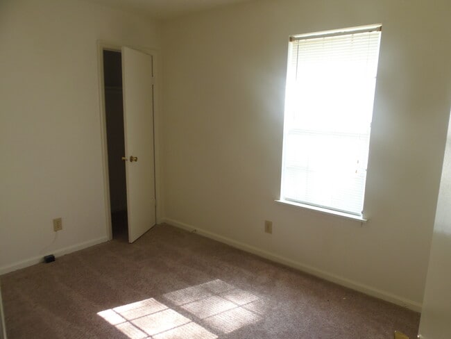 Building Photo - Charming 1 Story Brick Home