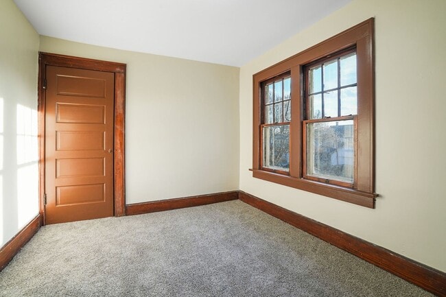 Building Photo - 3 BED 2 FULL BATH W/ OFFICE - AVAILABLE NOW