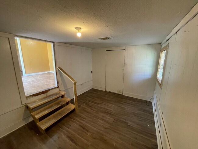 Building Photo - Spacious 3 Bedroom Home with Central AC
