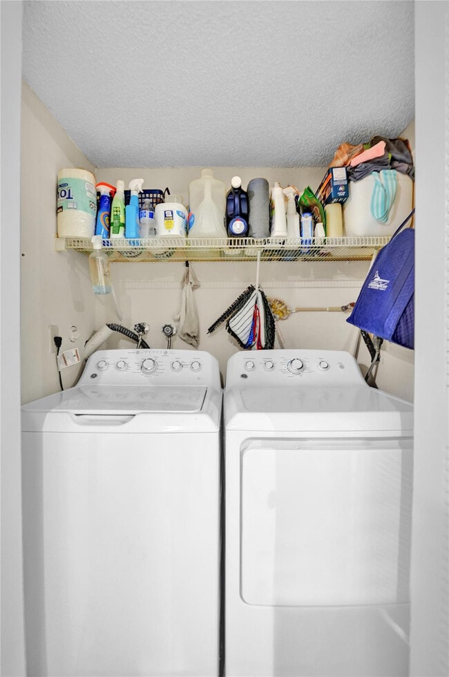 Building Photo - 9851 Riverside Dr