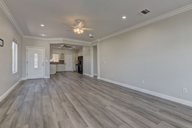Building Photo - 180 Degree elevated views from a quiet str...