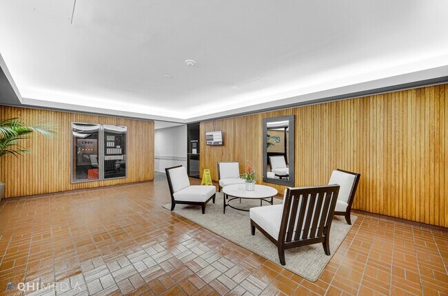 Building Photo - 801 S Plymouth Ct