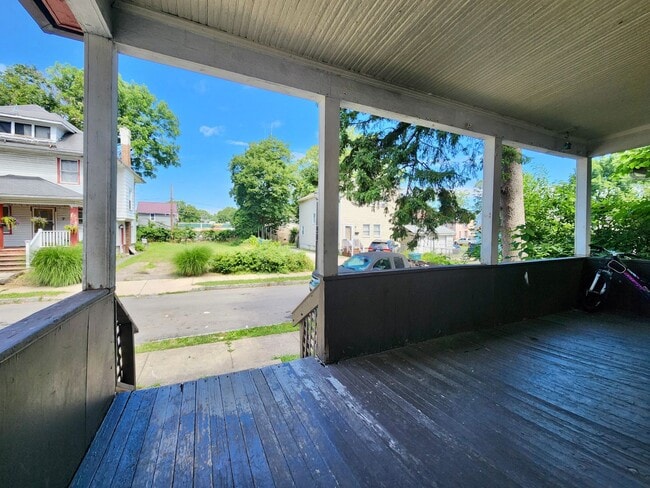 Building Photo - 5 Bedroom 2 Full Bath Houses | Front Porch | Back Yard | Off Street Parking | in-Unit Laundry