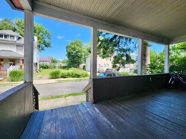 Building Photo - Spacious 5 Bedroom 2 Full Bath House | Front Porch | Back Yard | Off Street Parking | in-Unit Lau...