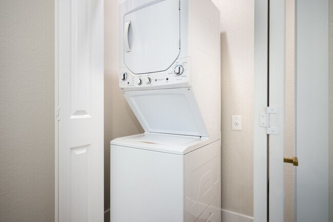 Building Photo - 402 Ada Unit 1 | CALL FOR SUMMER APPLICATI...