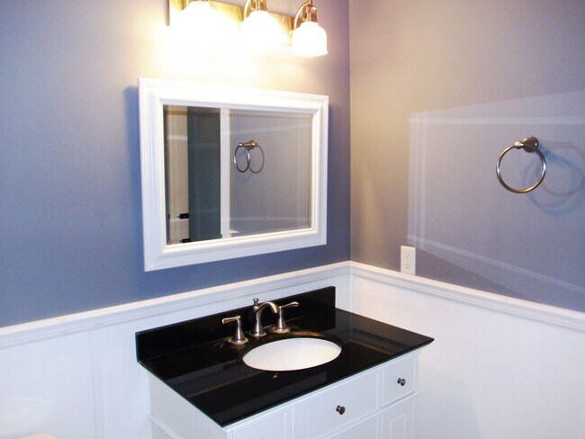 Building Photo - 313 4th Ave NW