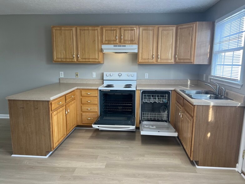 Building Photo - 577 Beaverview Dr