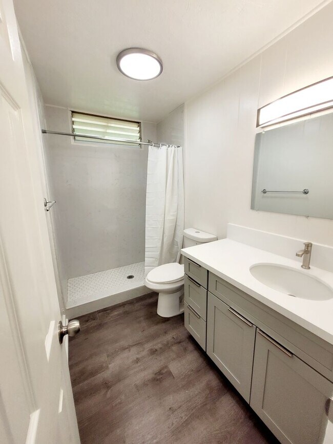 Building Photo - AVAILABLE NOW | 3 BED, 2 BATH HOME | Location: North Shore | Drive Up Parking Spaces, & Large Enc...